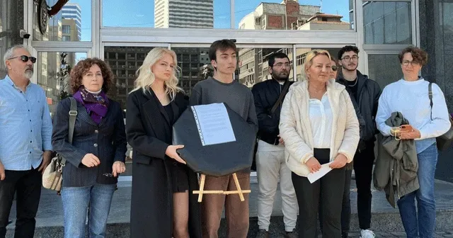 Vize alamayan üniversite öğrencileri ve aileleri İtalya'nın İzmir Konsolosluğu önünde açıklama yaptı