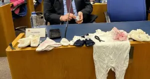 CHP, Sağlık Bakanı Kemal Memişoğlu'nu bebek kıyafetleriyle protesto etti