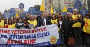 Eğitim Sen MEB önünde "bütçe" protestosu gerçekleştirdi