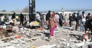 Pakistan'da tren istasyonuna saldırı: Çok sayıda ölü var