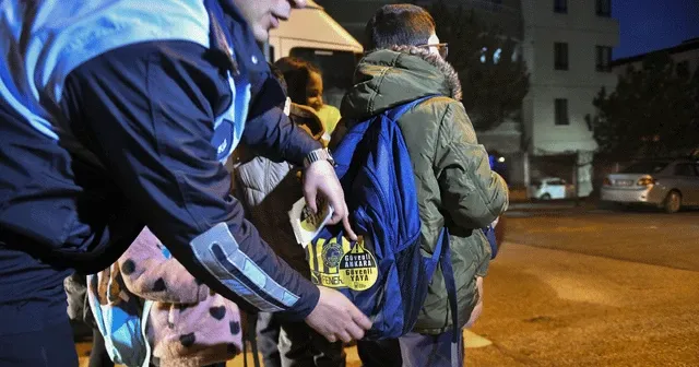 Ankara Büyükşehir Belediyesi öğrencilere reflektörlü çıkartma ve kol bandı dağıttı