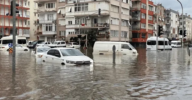 Antalya'yı sağanak vurdu: Ev ve işyerlerini su bastı