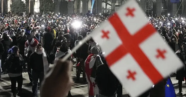 Binlerce Gürcü, Cumhurbaşkanı Kavelashvili'nin göreve başlamasını parlamento önünde protesto etti