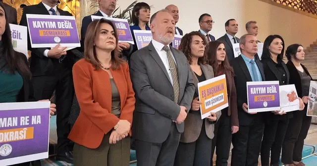 DEM Partili milletvekilleri Şeref Holü'nde oturma eylemi yaptı