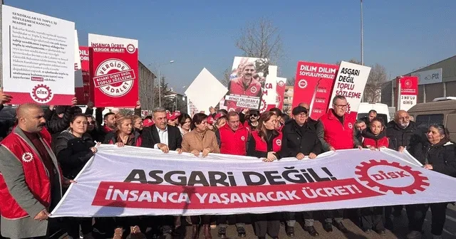 DİSK'ten Çalışma Bakanlığı önünde 'asgari ücret' açıklaması