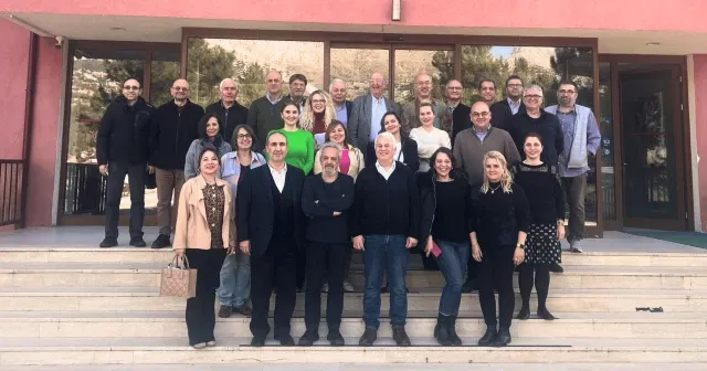 Siyaset akademi/syene neden kör?