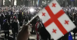 Binlerce Gürcü, Cumhurbaşkanı Kavelashvili'nin göreve başlamasını parlamento önünde protesto etti