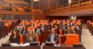 DEM Parti milletvekillerinden TBMM'de kayyım protestosu