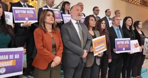 DEM Partili milletvekilleri Şeref Holü'nde oturma eylemi yaptı