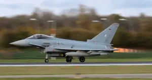 Katar'da tatbikata katılan Britanya'ya ait Eurofighter Typhoon savaş uçağı, Mürted Hava Üssü'ne indi