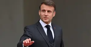 Muhalefetin istifa baskılarına karşın Fransa Cumhurbaşkanı Macron, istifa etmeyeceğini açıkladı