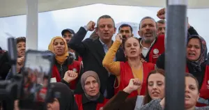 Özgür Özel, direnen Polonez işçilerine ziyaret etti