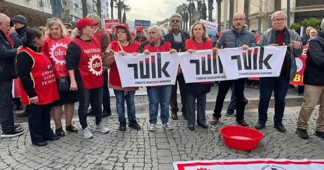 İzmir’de emekliler TÜİK pankartını sabunla yıkadı