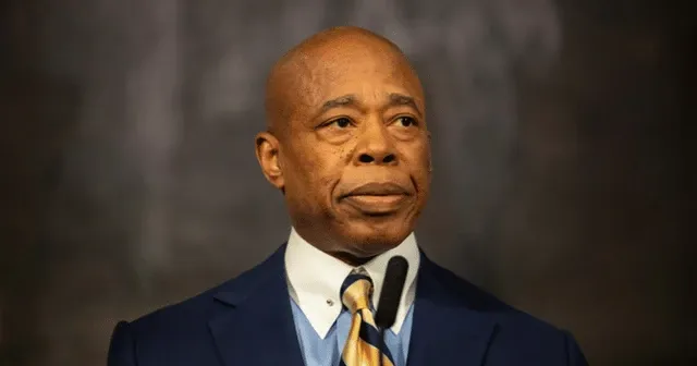 Türk iş insanlarından rüşvet alarak yolsuzluk yapmakla suçlanan New York Belediye Başkanı Adams, Trump ile görüşecek