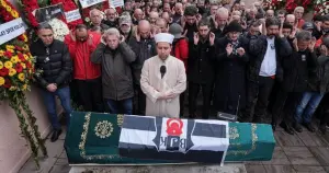 Gazeteci Deniz Arman son yolculuğuna uğurlandı