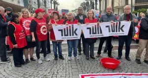 İzmir’de emekliler TÜİK pankartını sabunla yıkadı