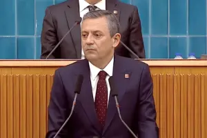 Özgür Özel yeniden kırmızı kart gösterdi: Beşiktaş'ı da konuşacağız, köprü ücretlerine yapılan zammı da