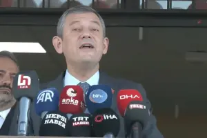 Özgür Özel'den gençlere çağrı: Enseyi karartmayın, valizleri zihninizde toplamayın