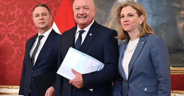 Avusturya’da üçlü koalisyon göreve geliyor