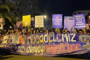 8 Mart’tan Sonra: Barikatların ardındaki sessizlik, inşa edilen rejim ve kadınların asla susmayan çığlığı 