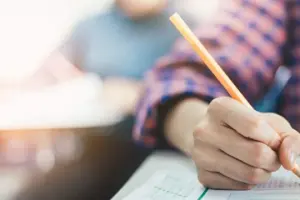 Gerçek diplomalar, sahte akademi