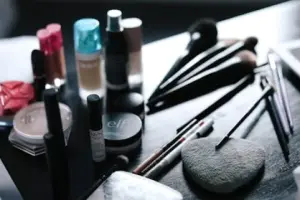 Makyaj aynasından yansıyanlar: Makyaj videolarının toplumsal izdüşümleri
