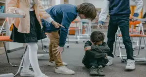 Akran zorbalığı eğitimde çürümenin sadece bir tezahürüdür