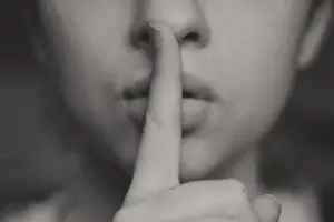 Sessiz Odalar: Mevkinin mekânla kurduğu tehdit dili