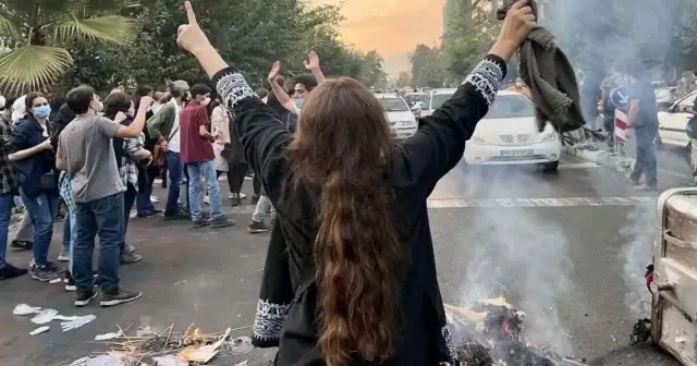 İran’daki “beka” mücadelesini hangi taraf kazanacak?