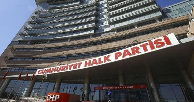 Türkiye siyasetinde beyaz yakalı kalabilmek