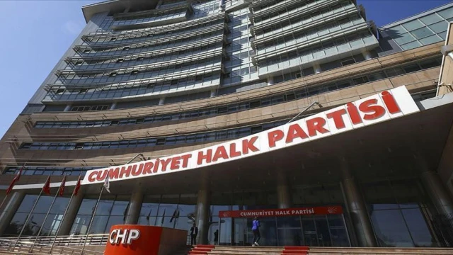 Türkiye siyasetinde beyaz yakalı kalabilmek