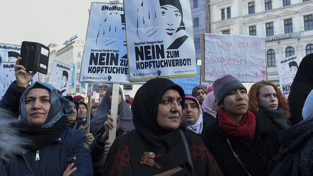 Almanya’da siyasetin merkezi sağa kayarken peçe ve burka yasağı tartışmaları