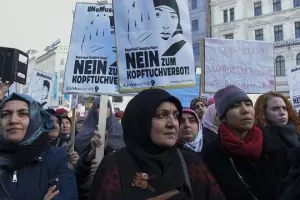Almanya’da siyasetin merkezi sağa kayarken peçe ve burka yasağı tartışmaları