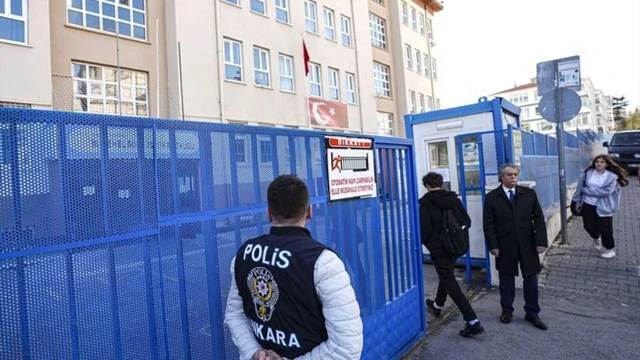 Okul cinayetleri politiktir, çözümü de