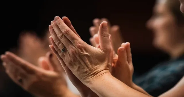 Düşünmeyi engelleyen bir eylem biçimi olarak alkışlamak