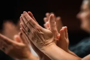 Düşünmeyi engelleyen bir eylem biçimi olarak alkışlamak