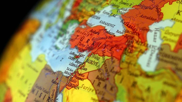 İçerideki kutuplaşma, dışarıdaki fırtına