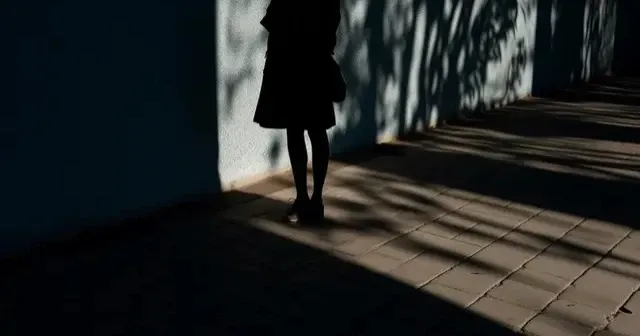 Görünmemek üzerine