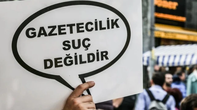Otoriter rejimlerde bir direniş biçimi olarak slogan: "Gazetecilik suç değildir"