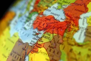 İçerideki kutuplaşma, dışarıdaki fırtına